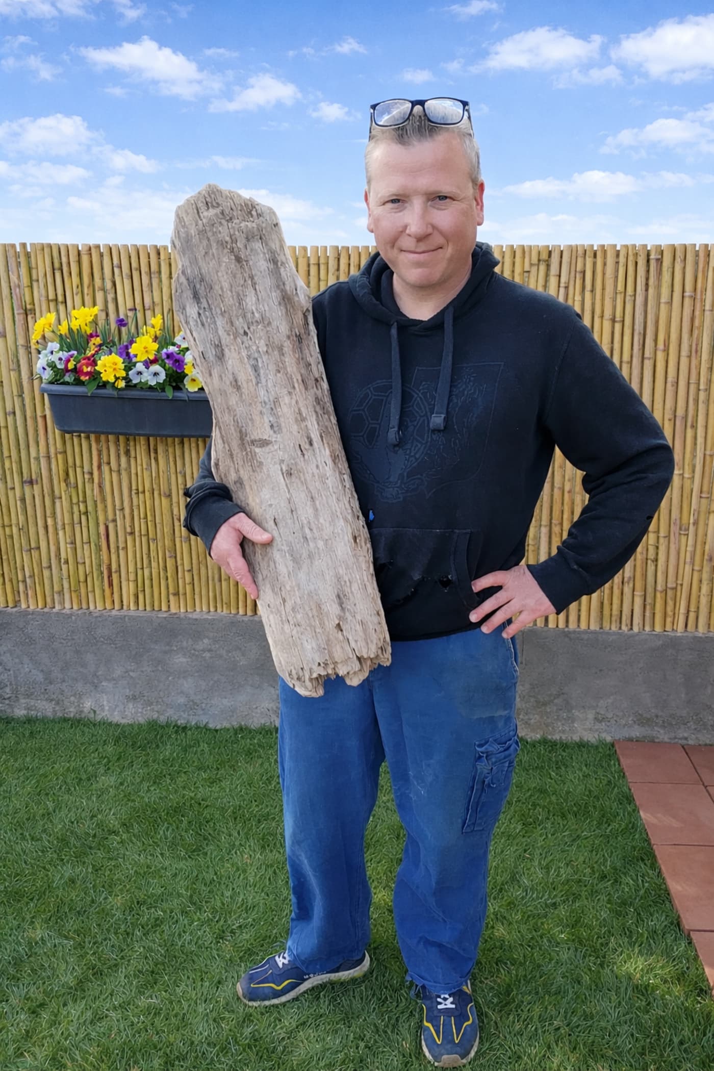 ich mit einem Stück Treibholz in der Hand