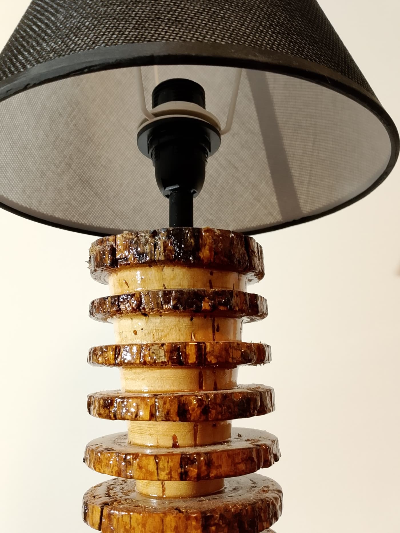 Tischleuchte „Kolosseum“: Architektonisches Lichtspiel aus Treibholz – Detail 3