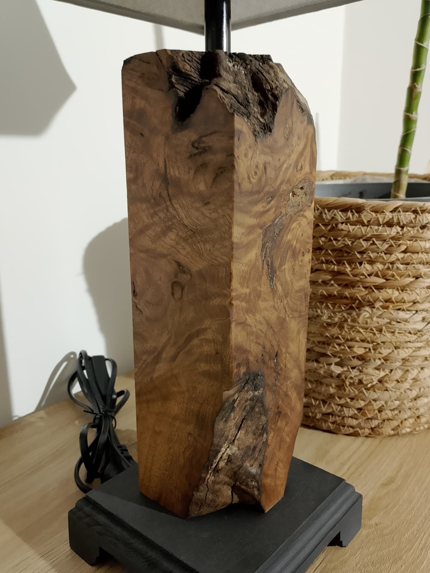 Tischleuchte „Root“: Gezähmte Natur in Quadratform – Detail 3